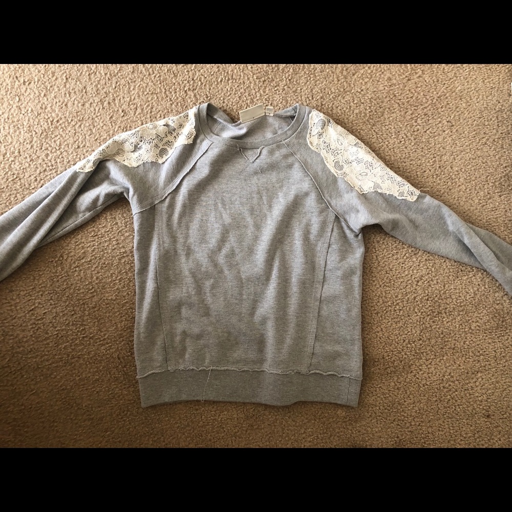 Gray sweatshirt with lace details 🎂